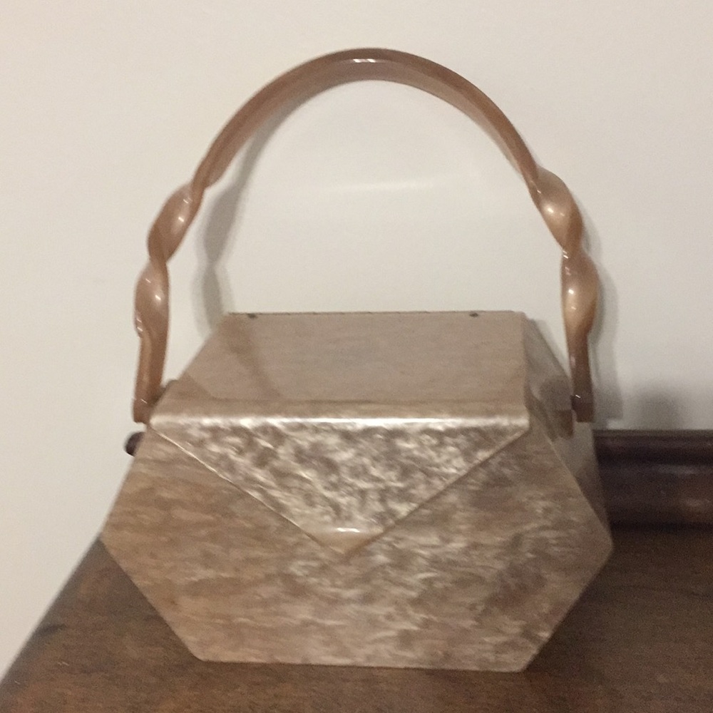 An envelope bag by Wilardy
